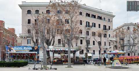 Da trent'anni allieta i bimbi con carousel e trenini:  Piazza Diaz, il "giardino delle giostre"